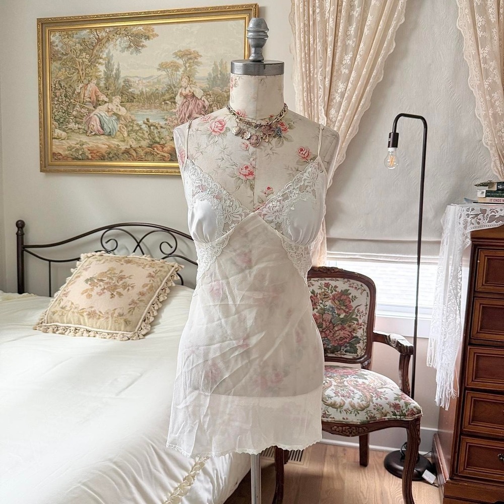 White bridal silk lace slip  Victoria's Secret size large ivory silk‎ mini